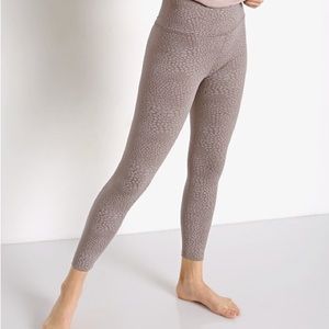 beyond yoga spacedye soft cocoa feline jacquard high waisted midi legging small